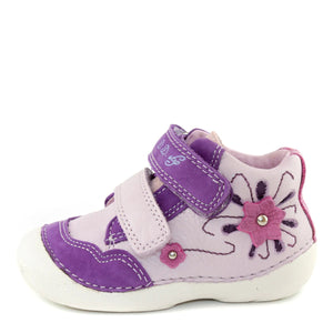 Premium quality first walker with genuine leather lining and upper in light purple with dark purple detail and pink flower. Thanks to its high level of specialization, D.D. Step knows exactly what your child’s feet need, to develop properly in the various phases of growth. The exceptional comfort these shoes provide assure the well-being and happiness of your child.