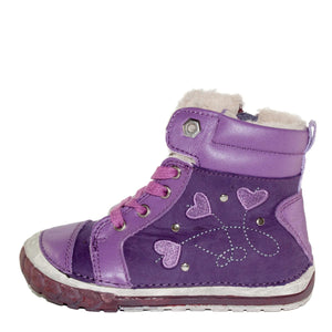 Premium quality first walker with faux fur insulation and genuine leather upper in lavander with heart pattern. Thanks to its high level of specialization, D.D. Step knows exactly what your child’s feet need, to develop properly in the various phases of growth. The exceptional comfort these shoes provide assure the well-being and happiness of your child.