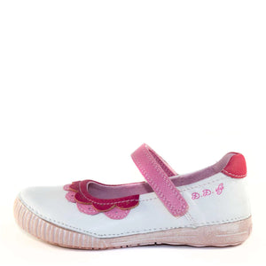 Premium quality dress shoes with genuine leather lining and upper in white with pink decor and single velcro strap. Thanks to its high level of specialization, D.D. Step knows exactly what your child’s feet need, to develop properly in the various phases of growth. The exceptional comfort these shoes provide assure the well-being and happiness of your child.