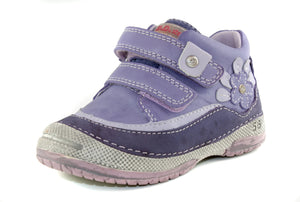 Premium quality first walker with genuine leather lining and upper in violet with flower. Thanks to its high level of specialization, D.D. Step knows exactly what your child’s feet need, to develop properly in the various phases of growth. The exceptional comfort these shoes provide assure the well-being and happiness of your child.