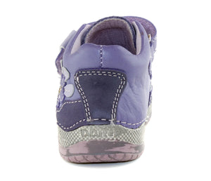 Premium quality first walker with genuine leather lining and upper in violet with flower. Thanks to its high level of specialization, D.D. Step knows exactly what your child’s feet need, to develop properly in the various phases of growth. The exceptional comfort these shoes provide assure the well-being and happiness of your child.